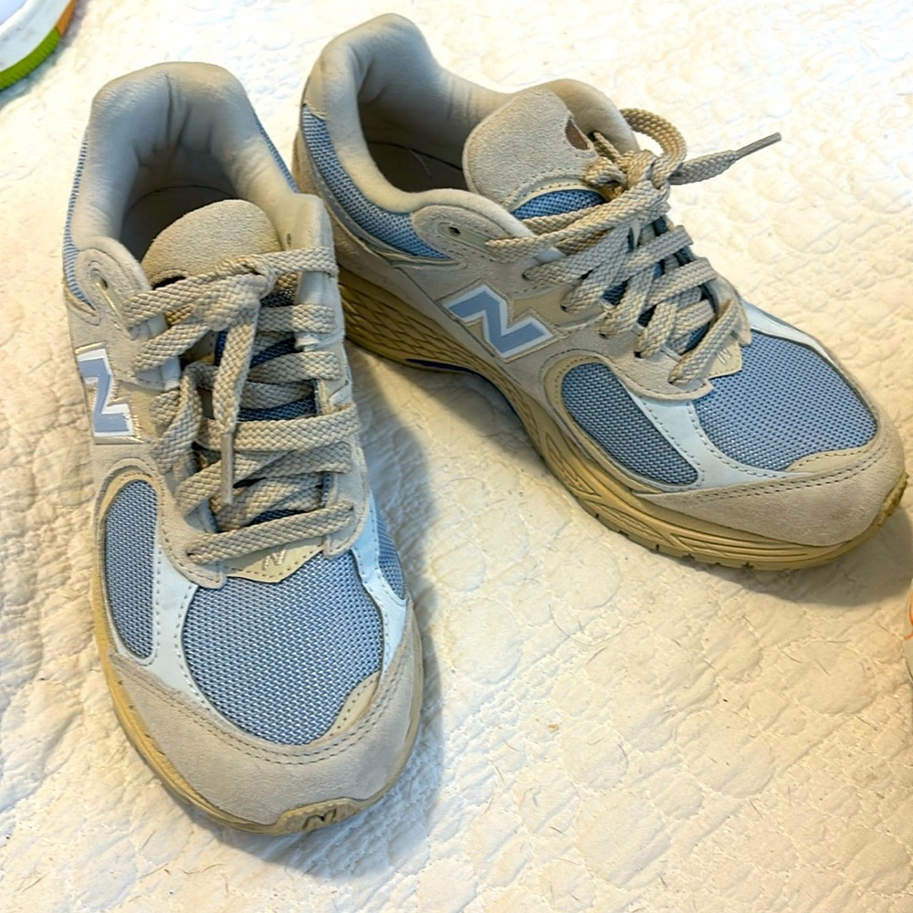 NEW Balance 2002R